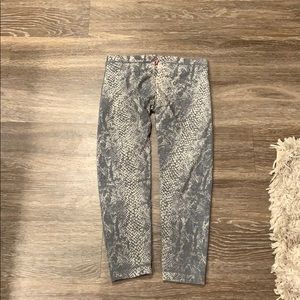 Hard tail small leggings snake skin gray